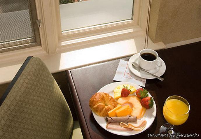 Hotel Marriott & Conference Center 3*